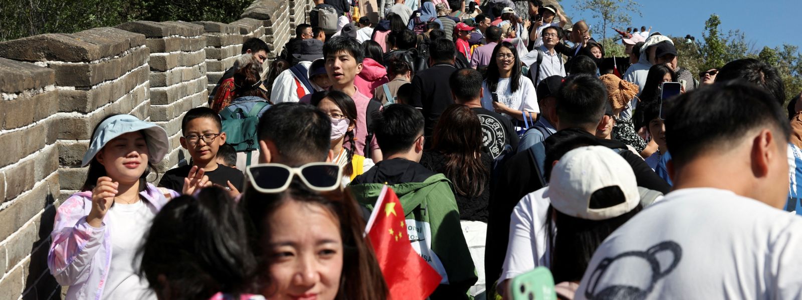 China to reduce visa fees by 25% to draw tourists